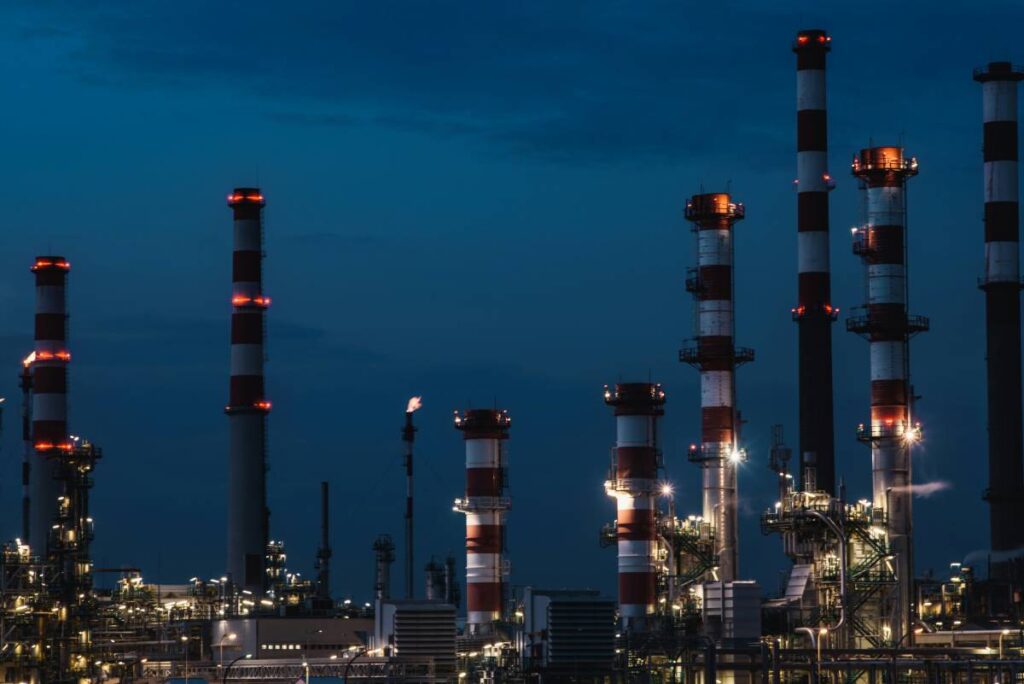 Evening shot of a refinery (1)