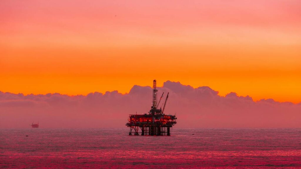 Evening shot of oil rig (1)