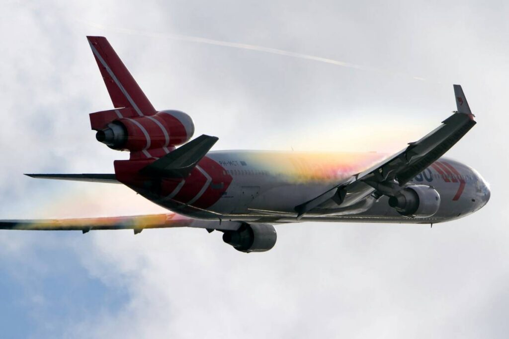 Blue and red jet flying in the daytime